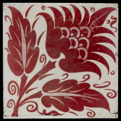2つの葉と触手を持つ様式化された花のタイル、1882-88（赤と白の光沢） 作： William de Morgan